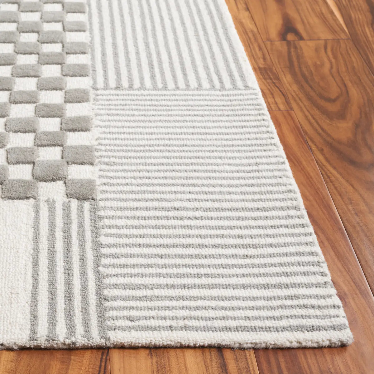 Safavieh Genre 4'-0" x 6'-0" Rug in Grey / Ivory