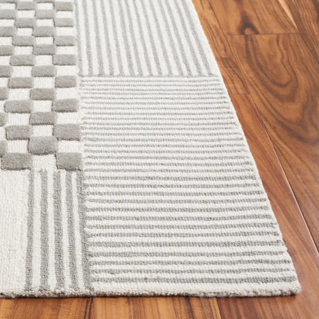 Safavieh Genre 4'-0" x 6'-0" Rug in Grey / Ivory