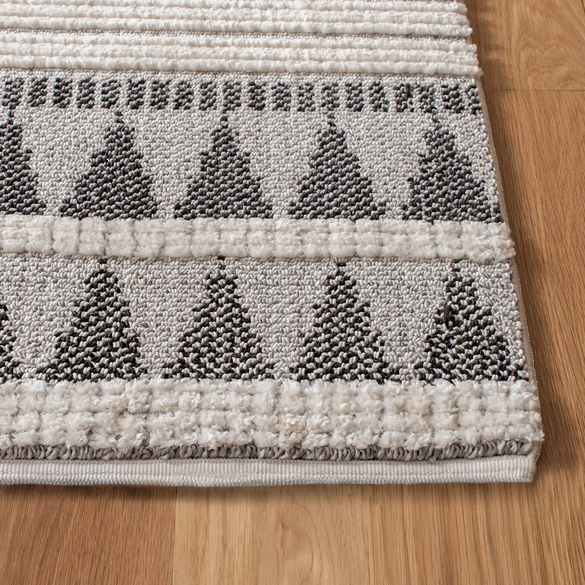Safavieh Martha Stewart Berber Shag 5'-3" x 7'-6" Rug in Ivory / Charcoal
