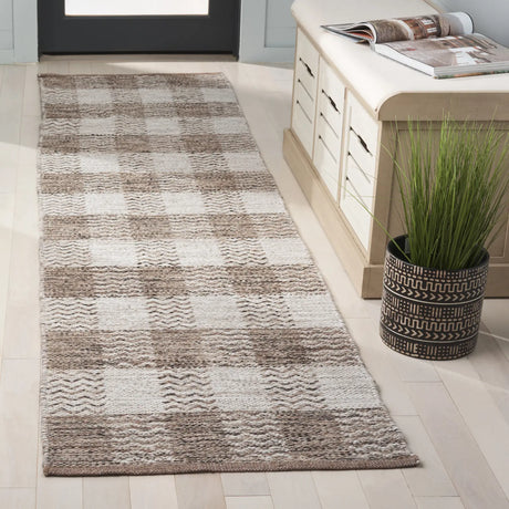 Safavieh Kilim 2'-3" x 7'-0" Rug in Light Grey / Brown