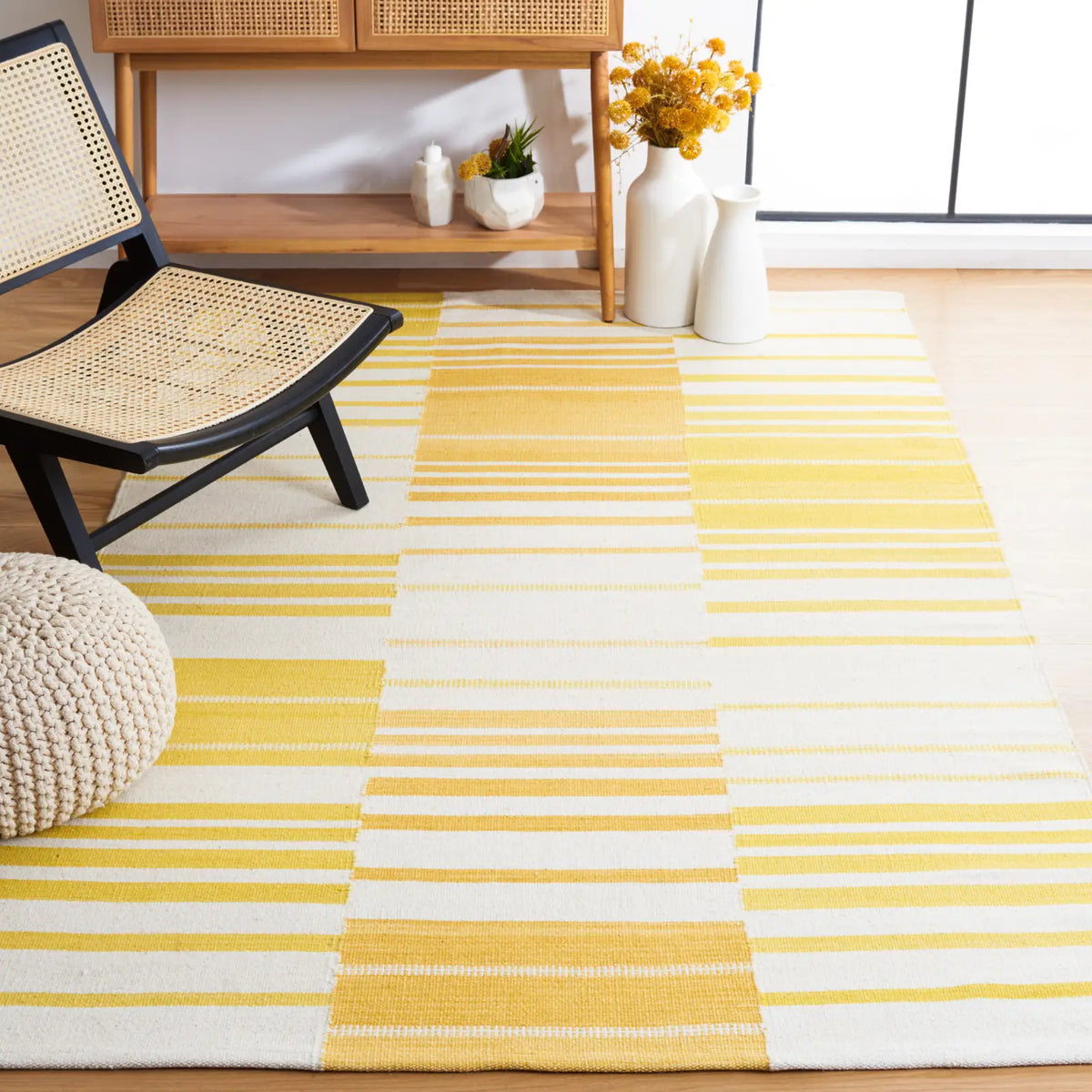 Safavieh Kilim 5'-0" x 8'-0" Rug in Gold / Ivory
