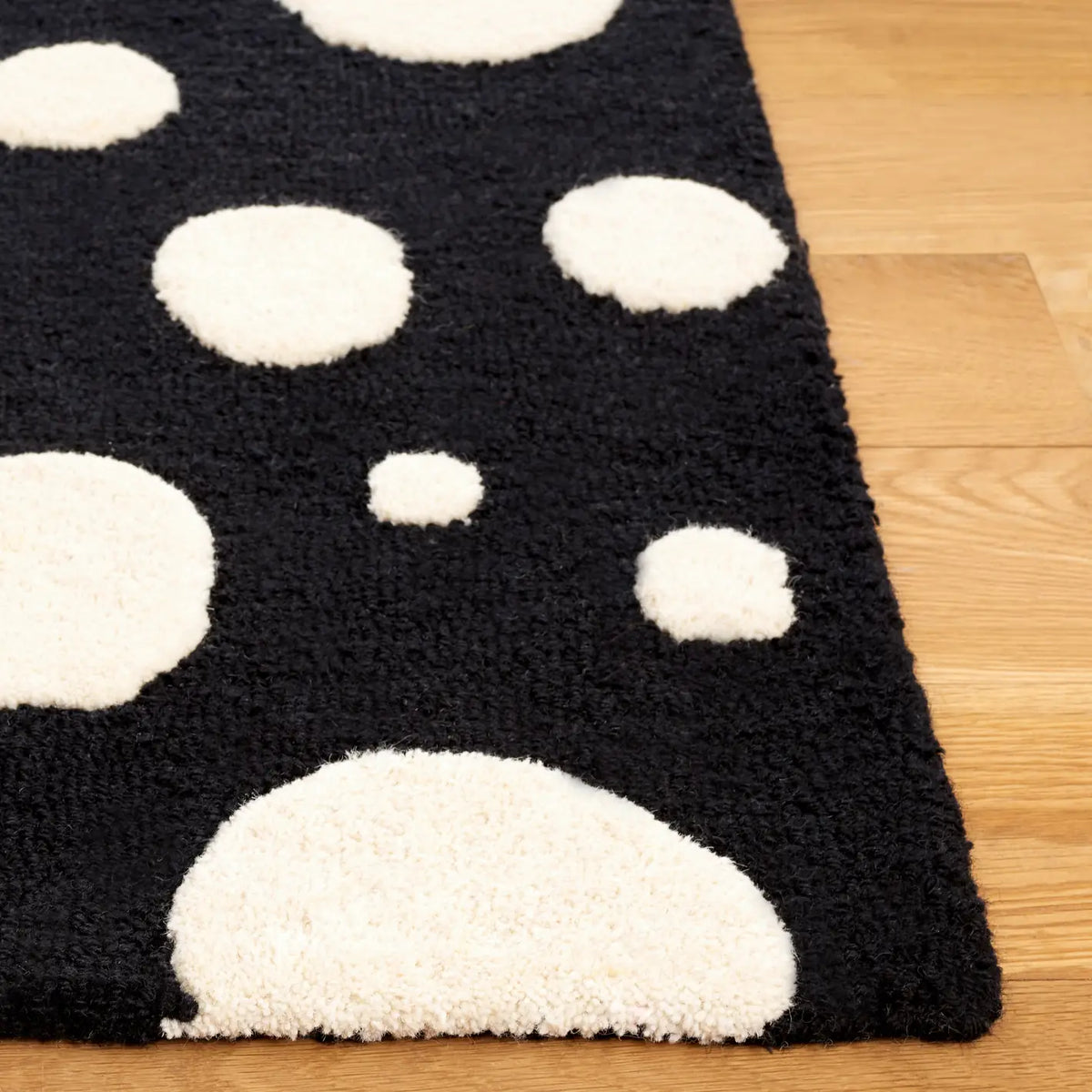 Safavieh Cambridge 4'-0" x 6'-0" Rug in Black / Ivory