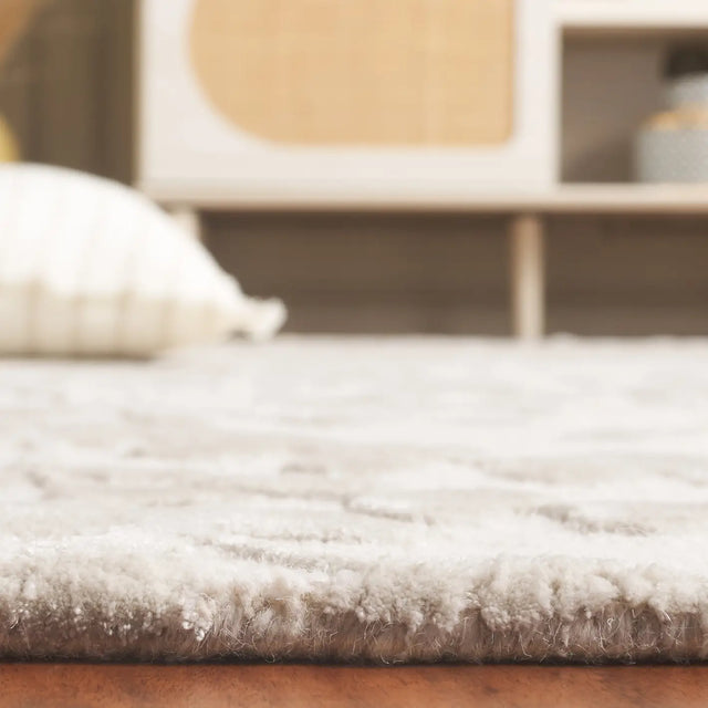 Safavieh Glamour 4'-0" x 6'-0" Rug in Beige