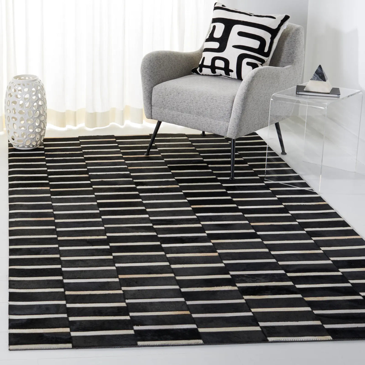 Safavieh Studio Leather 4'-0" x 6'-0" Rug in Black / Beige