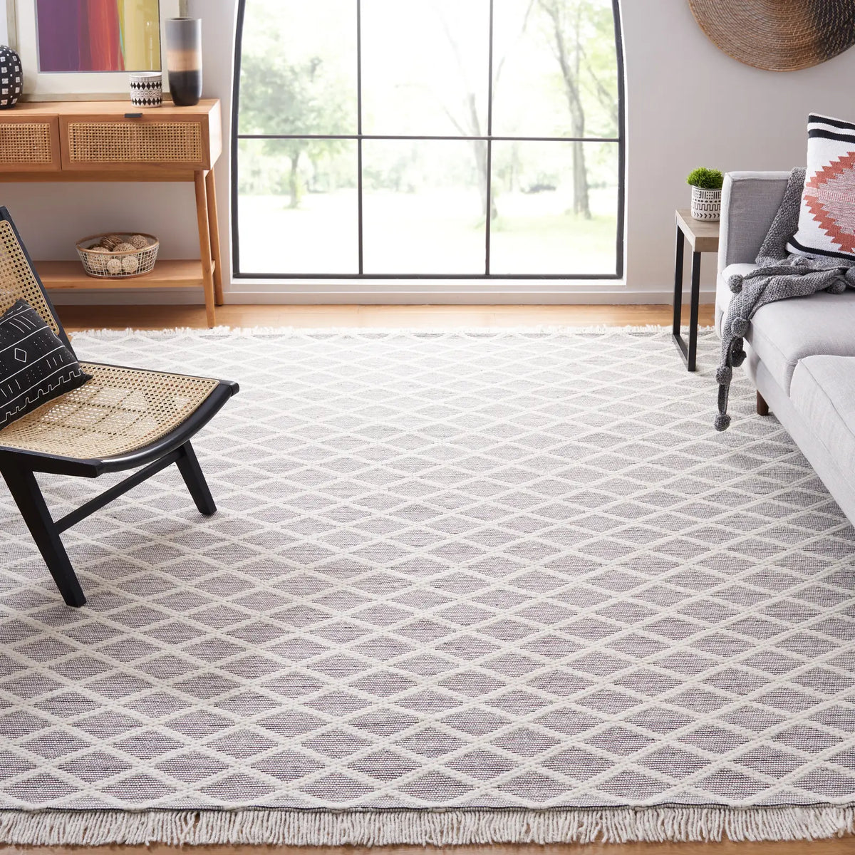 Safavieh Marbella 6'-0" x 9'-0" Rug in Ivory / Black