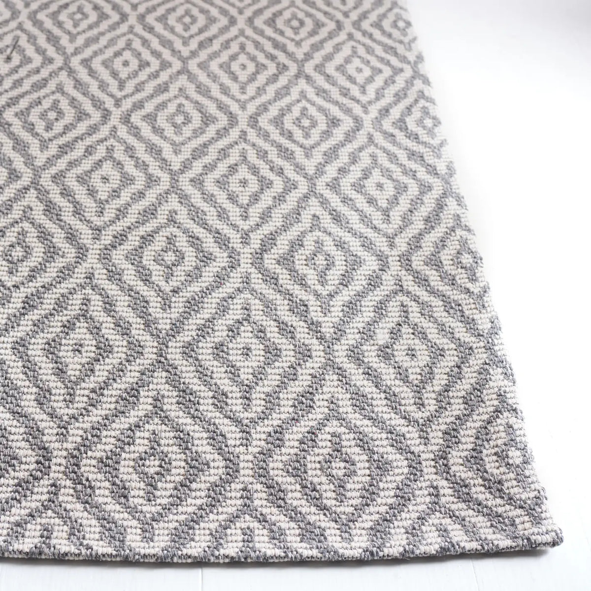 Safavieh Martha Stewart 5'-0" x 7'-0" Rug in Grey / Ivory
