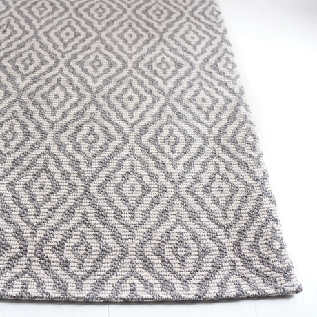 Safavieh Martha Stewart 5'-0" x 7'-0" Rug in Grey / Ivory