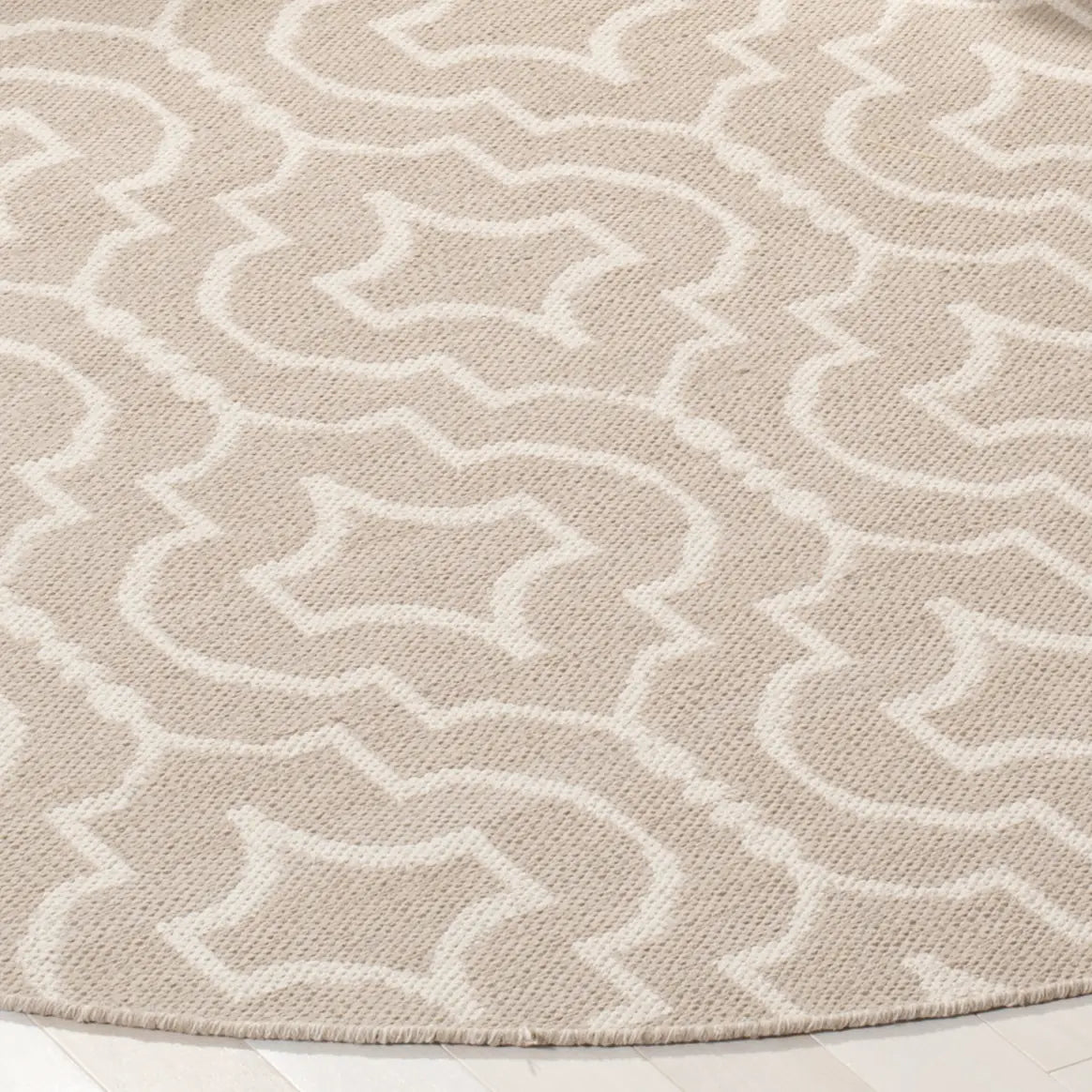 Safavieh Montauk 6'-0" x 6'-0" Rug in Grey / Ivory