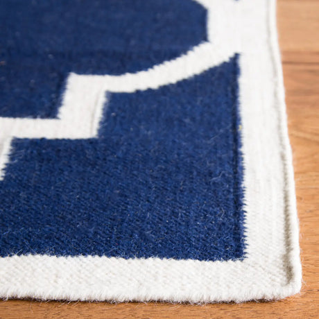 Safavieh Dhurries 4'-0" x 6'-0" Rug in Navy / Ivory
