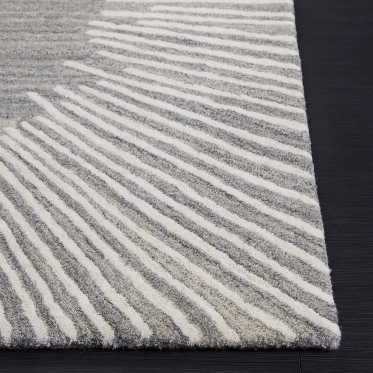 Safavieh Fifth Avenue 4'-0" x 6'-0" Rug in Grey / Ivory