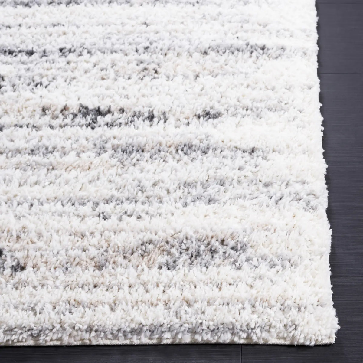 Safavieh Berber Shag 4'-5" x 6'-5" Rug in Ivory / Grey