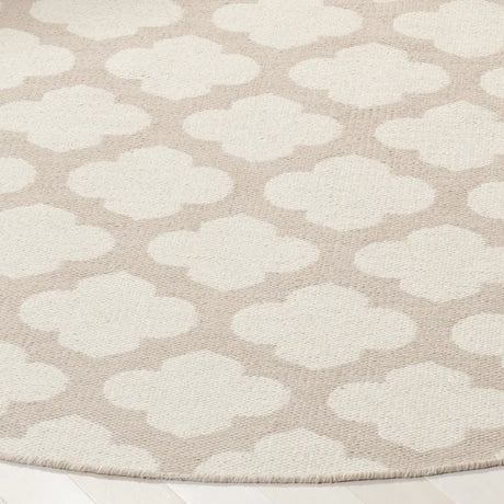 Safavieh Montauk 6'-0" x 6'-0" Rug in Grey / Ivory