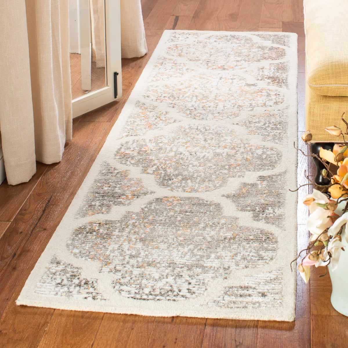 Safavieh Artistry 600 2'-3" x 9'-0" Rug in Ivory / Gold