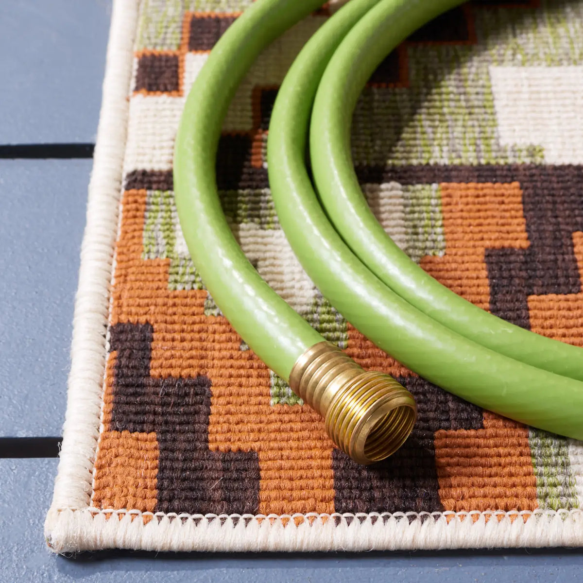 Safavieh Veranda 5'-3" x 7'-7" Rug in Green / Terracotta