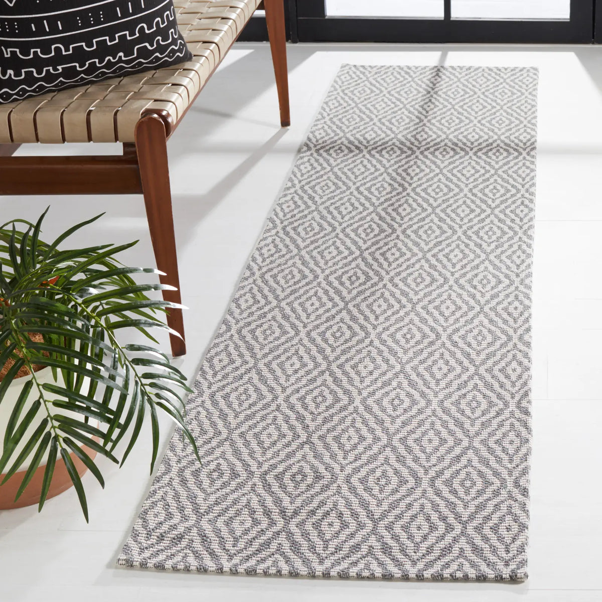 Safavieh Martha Stewart 2'-0" x 8'-0" Rug in Grey / Ivory