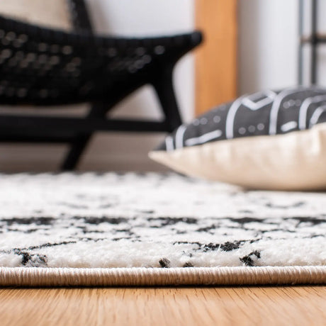 Safavieh Tulum 4'-0" x 6'-0" Rug in Ivory / Black