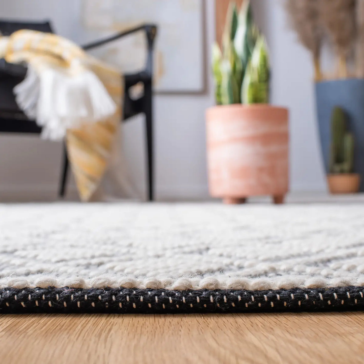 Safavieh Natura 4'-0" x 6'-0" Rug in Ivory / Black
