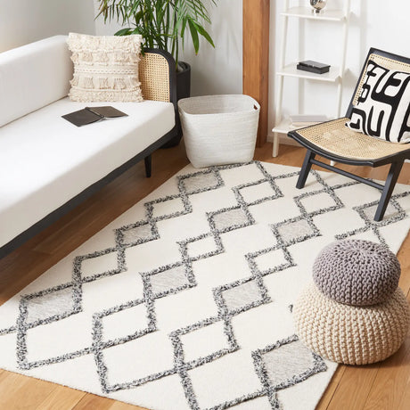 Safavieh Casablanca 4'-0" x 6'-0" Rug in Ivory / Black