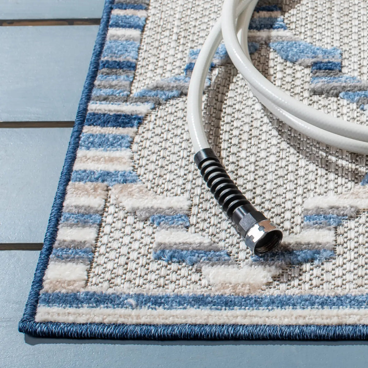Safavieh Cabana 4'-5" x 6'-5" Rug in Grey / Blue