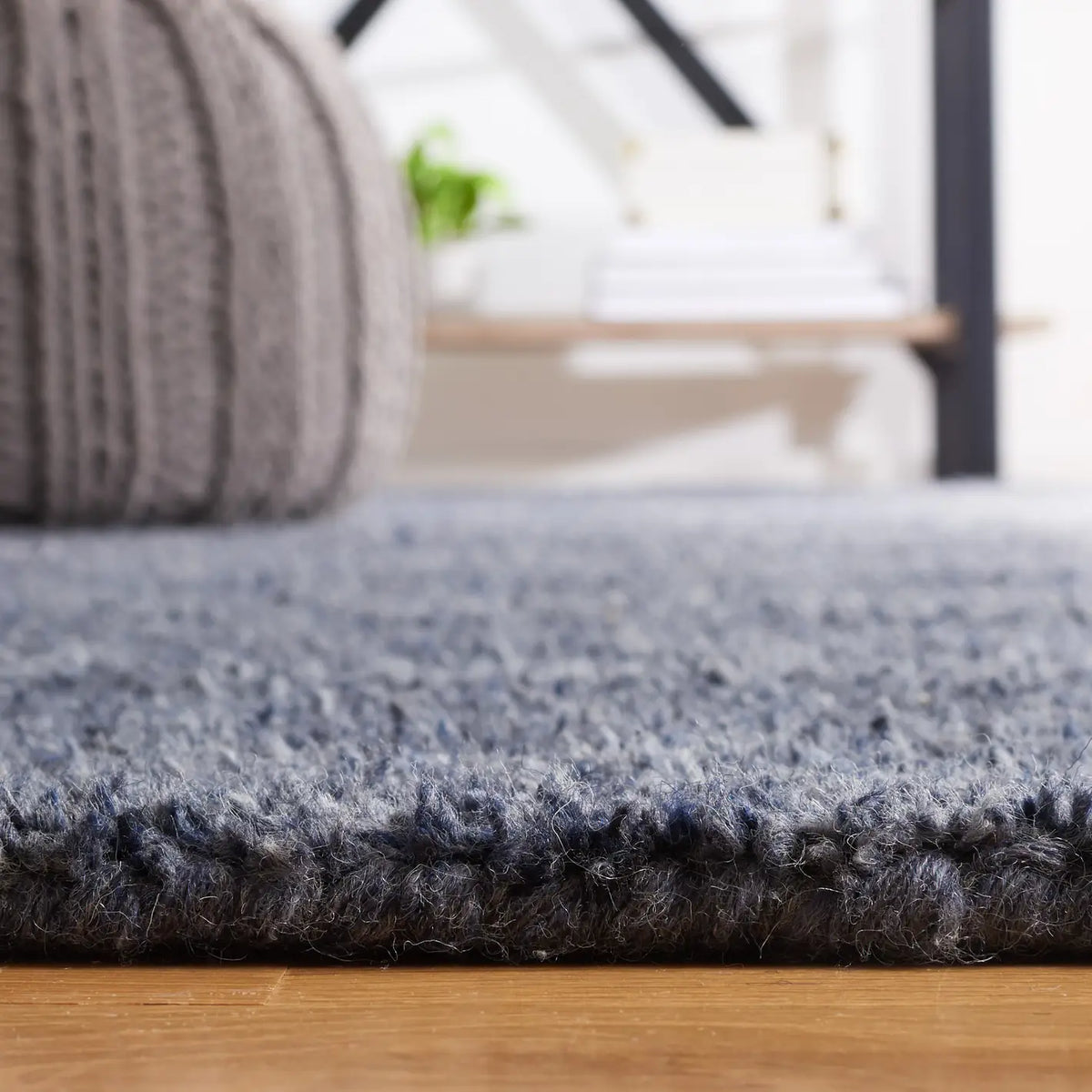 Safavieh Himalaya 4'-0" x 6'-0" Rug in Black / Grey