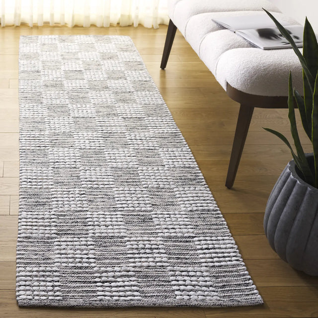 Safavieh Montauk 2'-3" x 8'-0" Rug in Black / Ivory