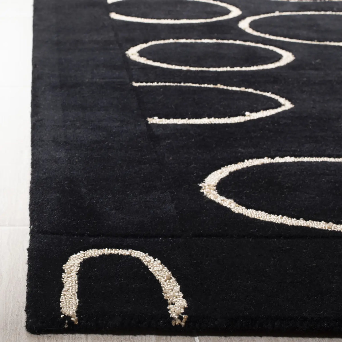 Safavieh Soho 5'-0" x 8'-0" Rug in Black / Ivory