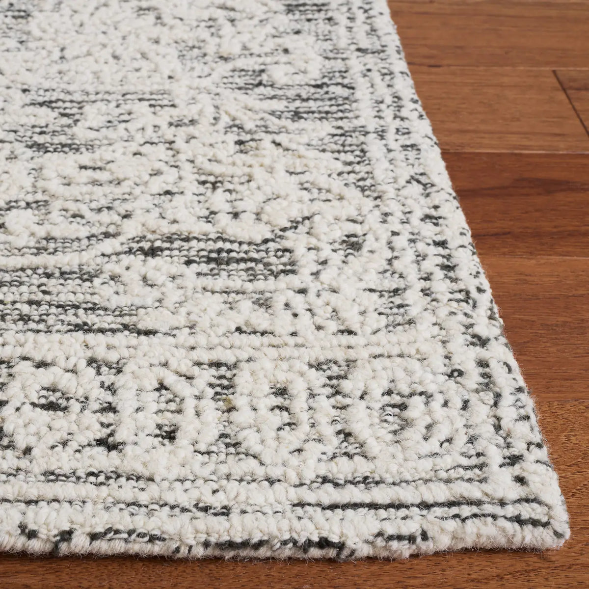 Safavieh Abstract 4'-0" x 6'-0" Rug in Ivory / Charcoal
