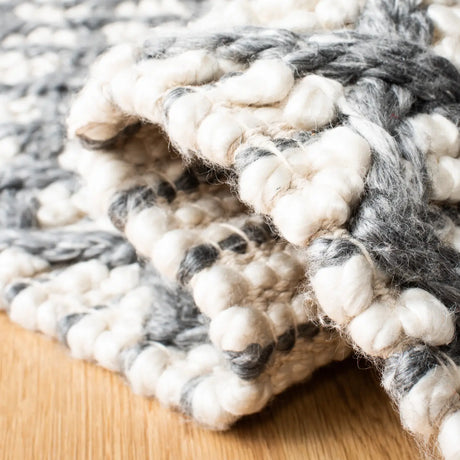 Safavieh Natura 5'-0" x 8'-0" Rug in Grey / Beige