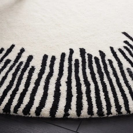 Safavieh Fifth Avenue 5'-0" x 5'-0" Rug in Ivory / Black