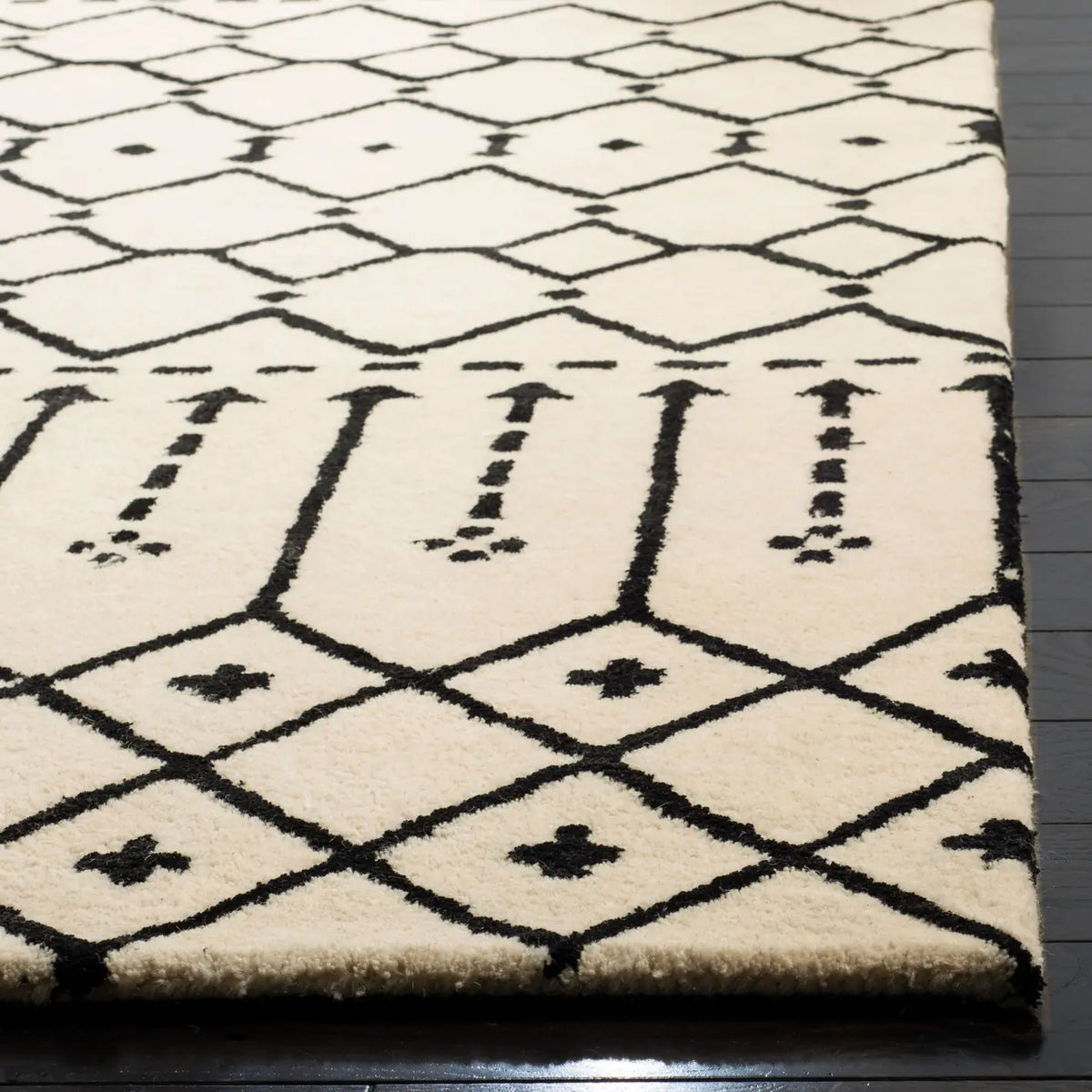 Safavieh Himalaya 4'-0" x 6'-0" Rug in Ivory / Black