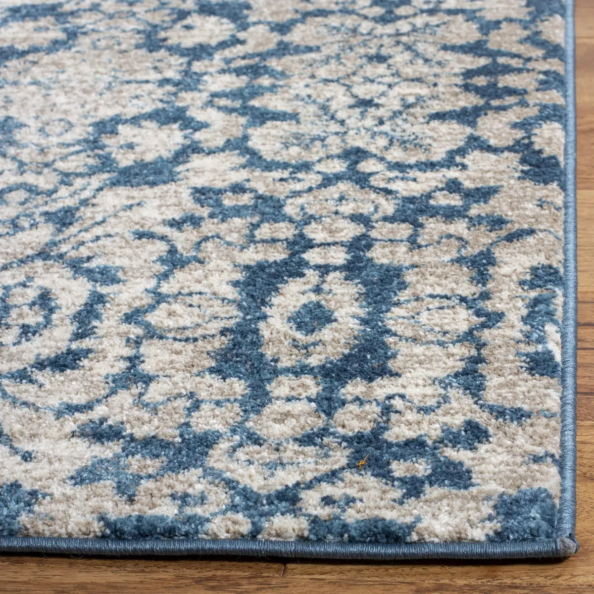 Safavieh Sofia 4'-0" x 5'-7" Rug in Blue / Beige