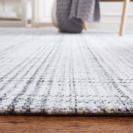 Safavieh Marbella 4'-0" x 6'-0" Rug in Grey / Ivory