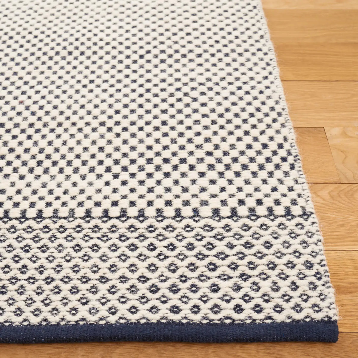 Safavieh Vermont 4'-0" x 6'-0" Rug in Navy / Ivory