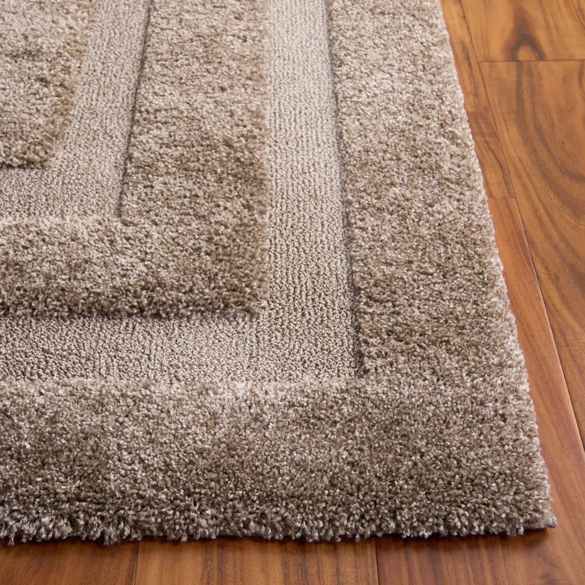 Safavieh Florida Shag 5'-3" x 7'-6" Rug in Beige / Beige