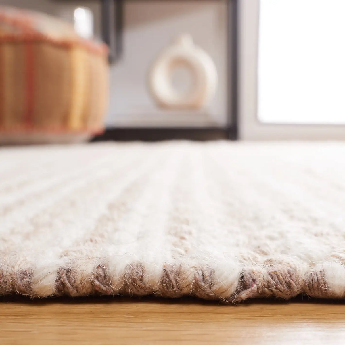 Safavieh Natura 4'-0" x 6'-0" Rug in Taupe / Ivory
