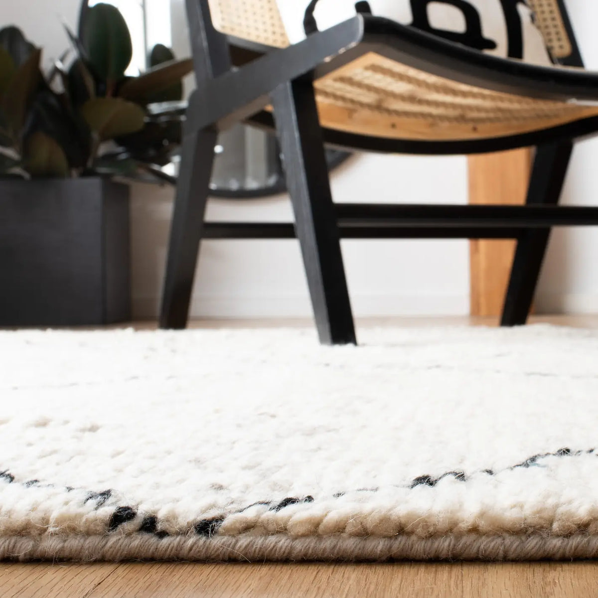 Safavieh Casablanca 4'-0" x 6'-0" Rug in Ivory / Black