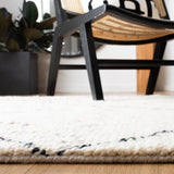 Safavieh Casablanca 4'-0" x 6'-0" Rug in Ivory / Black