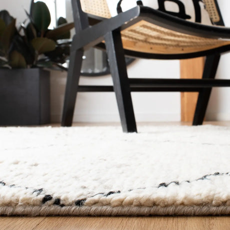 Safavieh Casablanca 4'-0" x 6'-0" Rug in Ivory / Black