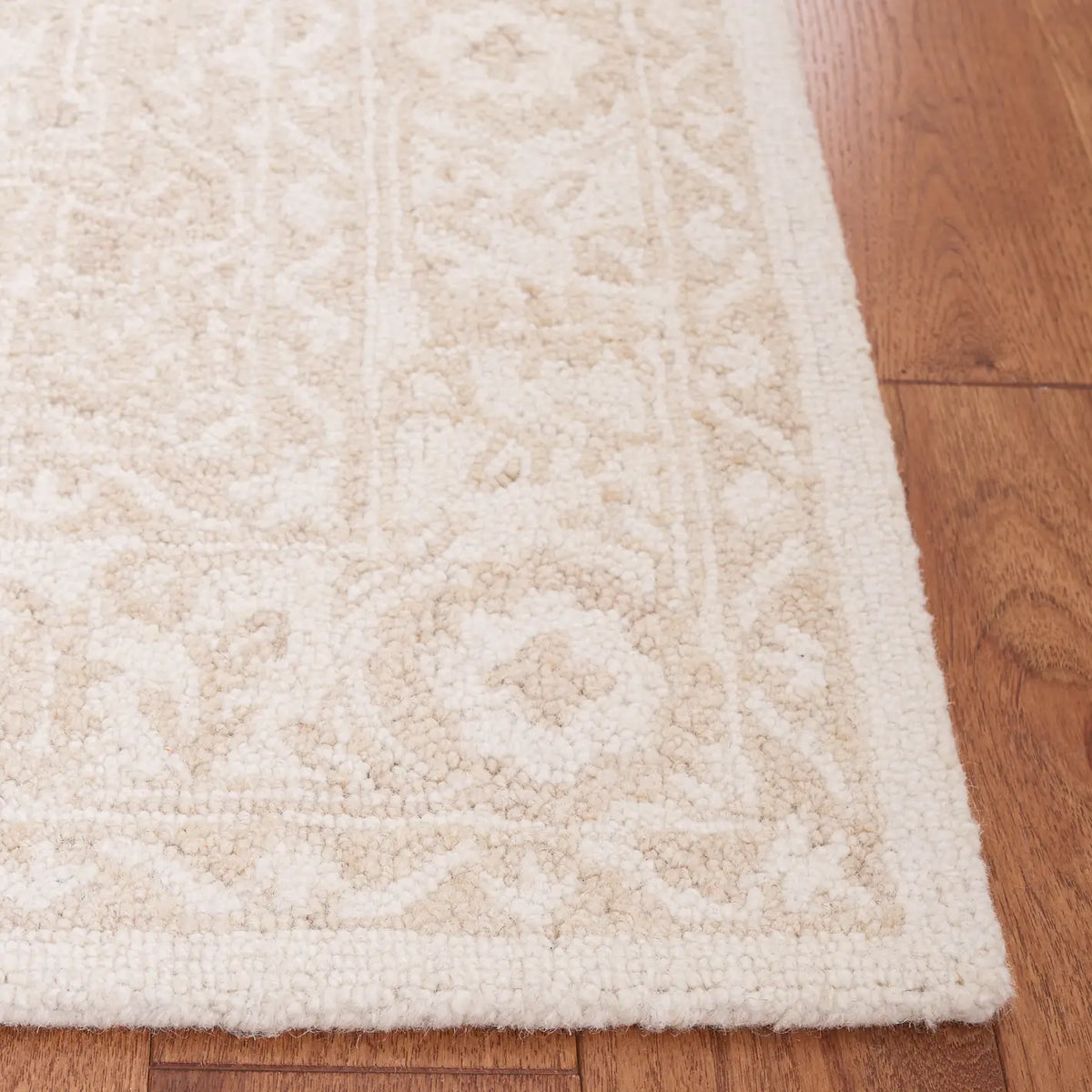Safavieh Metro 4'-0" x 6'-0" Rug in Beige / Ivory