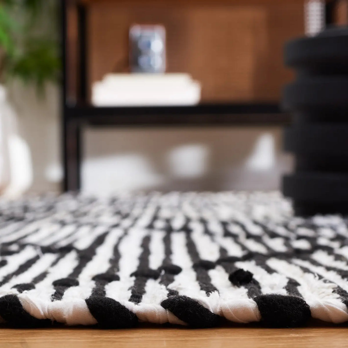 Safavieh Striped Kilim 4'-0" x 6'-0" Rug in Black / Ivory