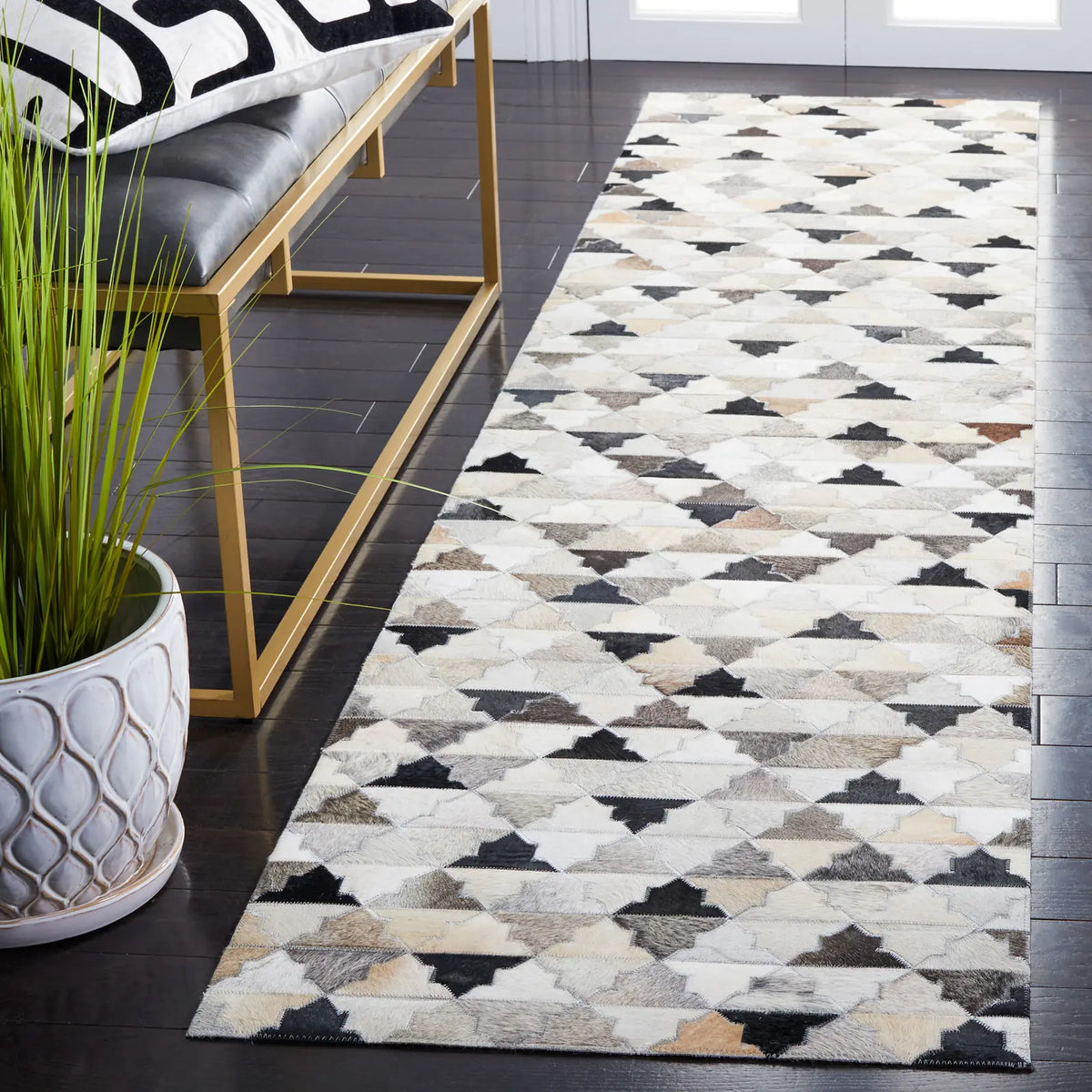 Safavieh Studio Leather 2'-3" x 9'-0" Rug in Grey / Black