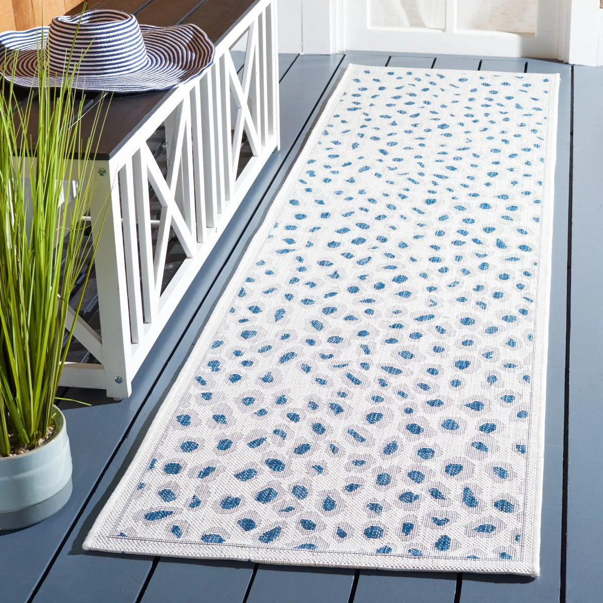 Safavieh Courtyard 2'-3" x 8'-0" Rug in Ivory / Blue