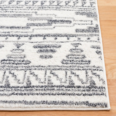 Safavieh Layla 4'-5" x 6'-5" Rug in Ivory / Grey