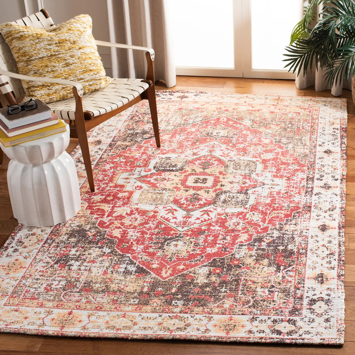 Safavieh Saffron 4'-0" x 6'-0" Rug in Ivory / Red