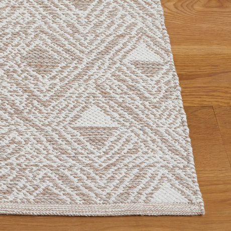 Safavieh Montauk 5'-0" x 8'-0" Rug in Beige / Ivory