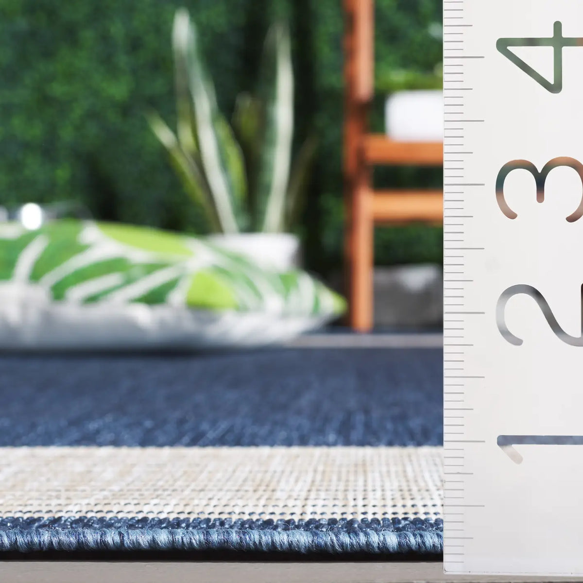 Safavieh Beach House 4'-0" x 6'-0" Rug in Blue / Ivory