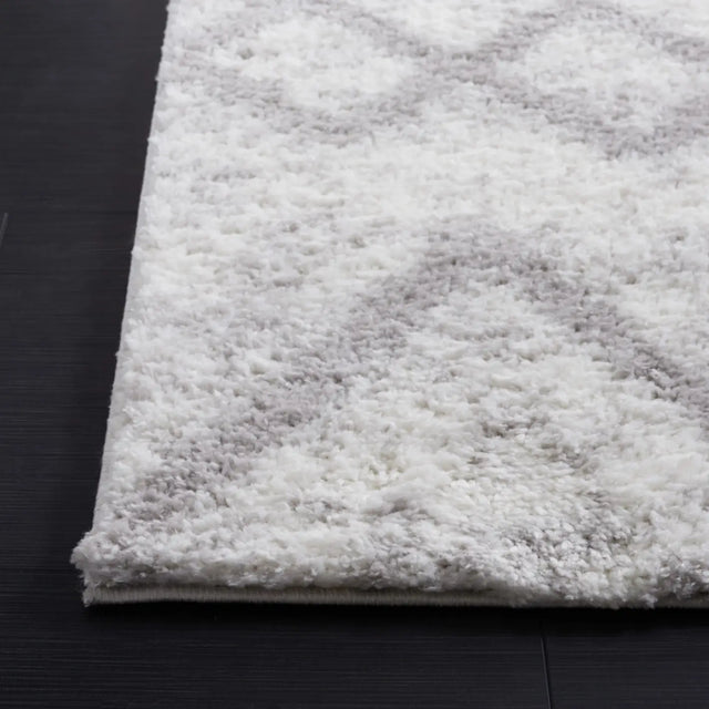 Safavieh Berber Shag 4'-5" x 6'-5" Rug in Ivory / Grey