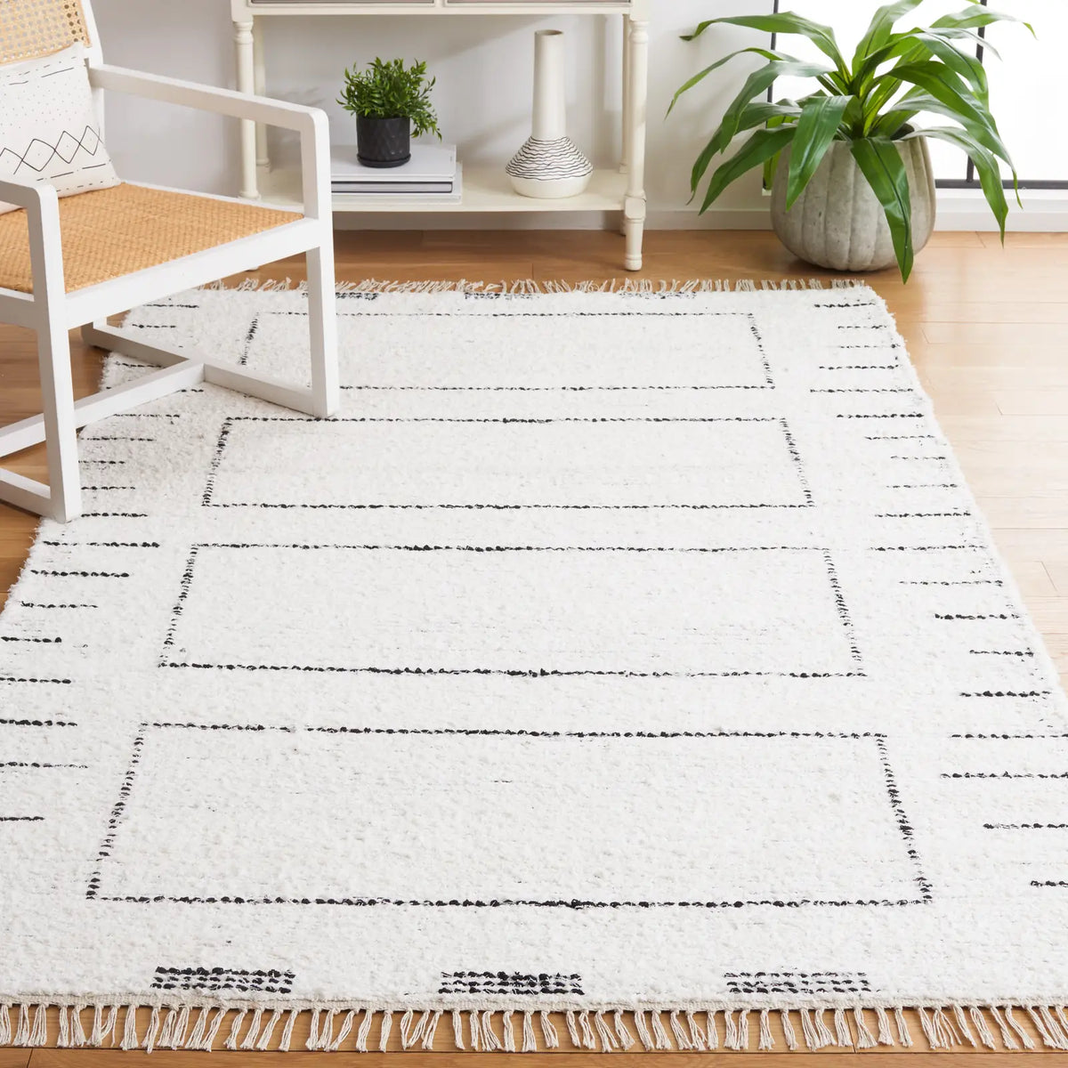 Safavieh Casablanca 4'-0" x 6'-0" Rug in Ivory / Black