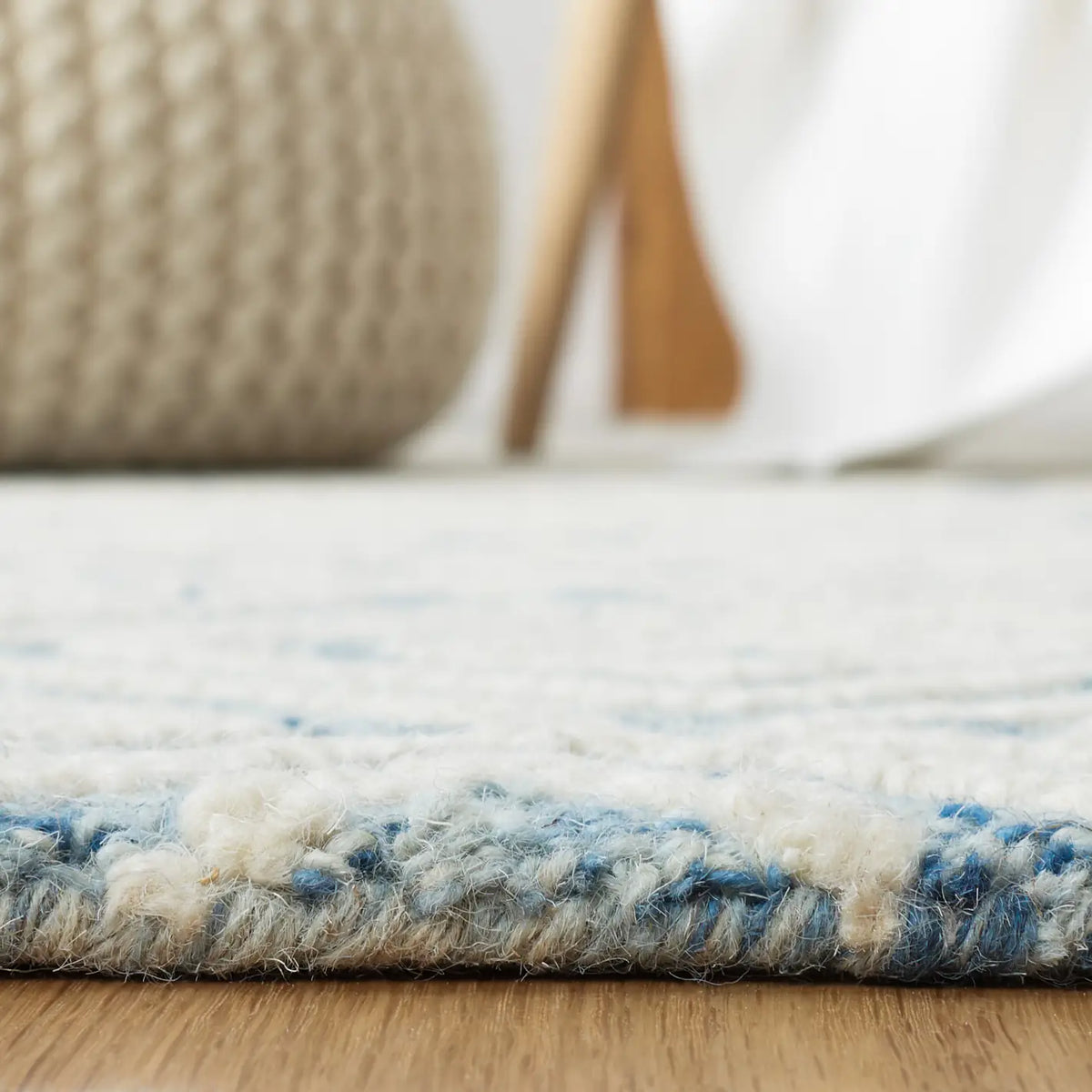 Safavieh Metro 4'-0" x 6'-0" Rug in Light Blue / Ivory