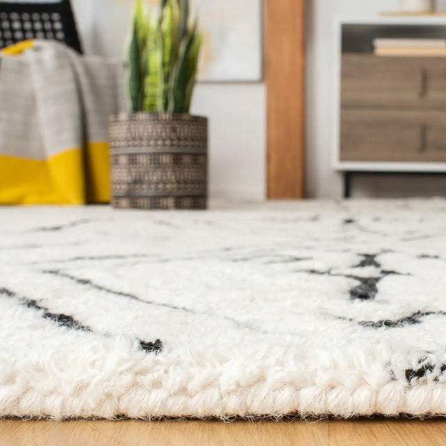 Safavieh Casablanca 5'-0" x 8'-0" Rug in Ivory / Black